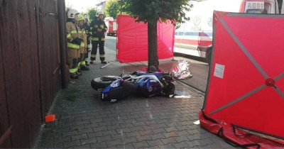 Wjechał motocyklem w budynek. Mężczyzny nie udało się uratować