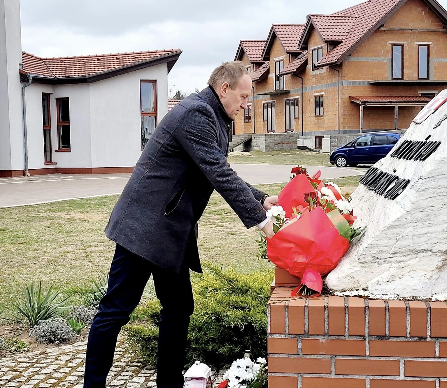 Delegacje złożyły kwiaty na Obelisku Smoleńskim w Kole