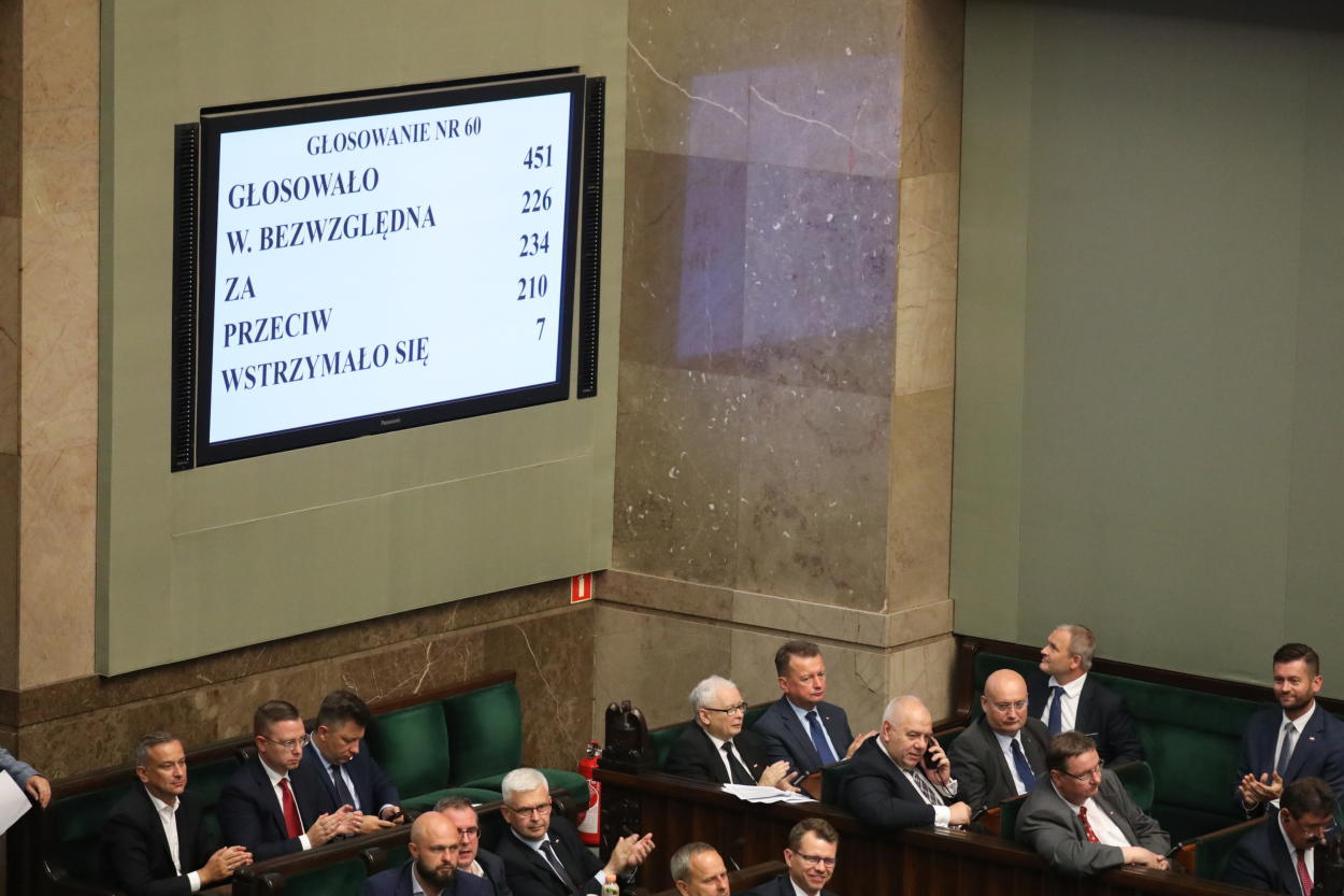 Sejm przyjął uchwałę o zarządzeniu referendum na 15 października