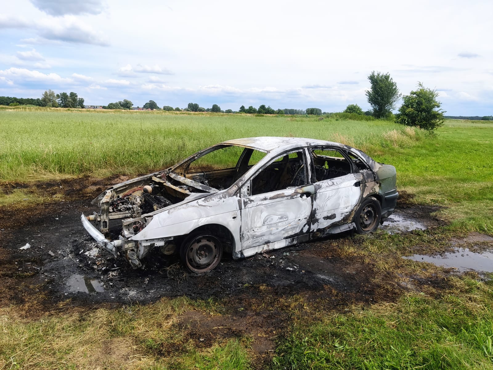 12 strażaków gasiło pożar samochodu osobowego