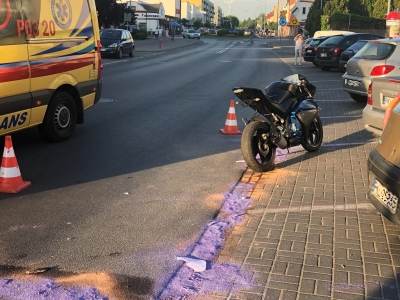 Stracił panowanie nad motorem i wpadł w zaparkowany samochód