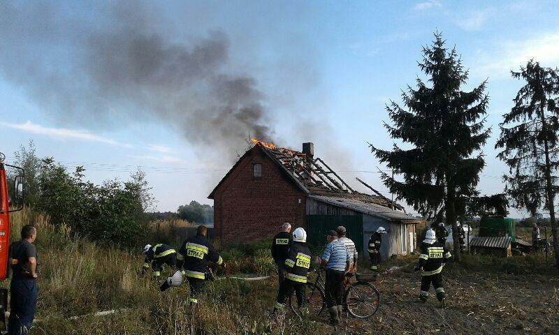 Pożar budynku mieszkalnego. Spłonął cały dach