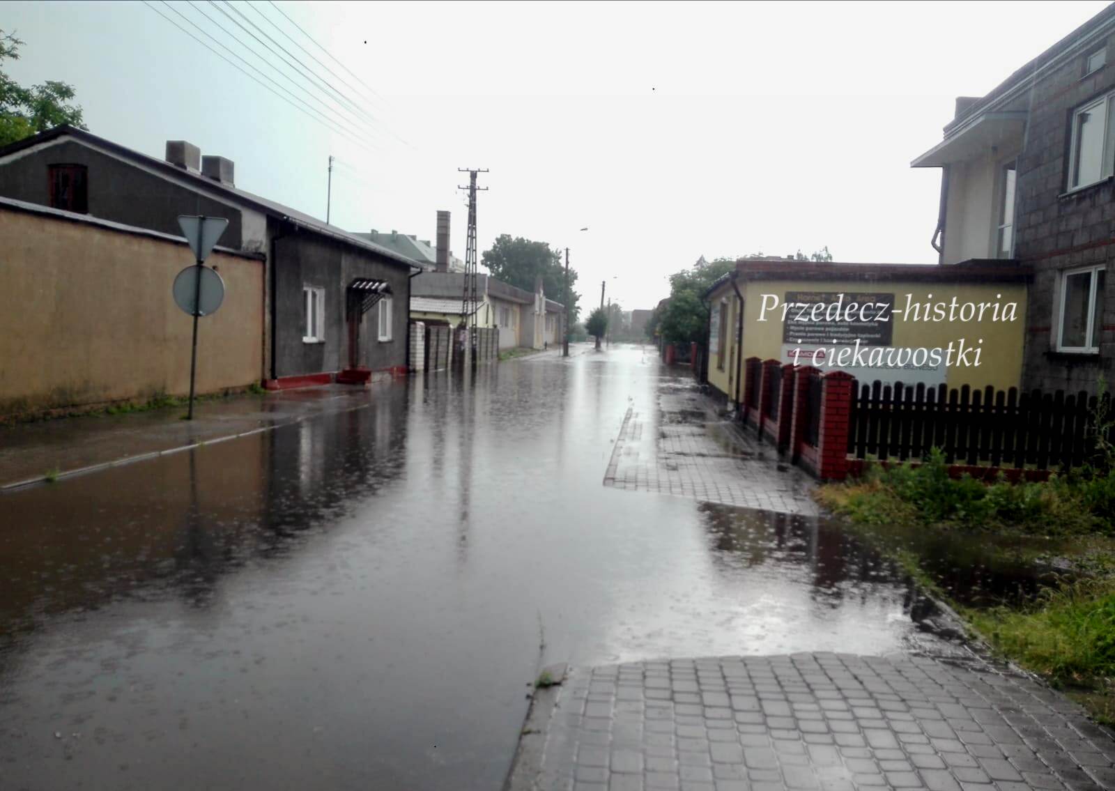 15-minutowa ulewa - ulice Przedcza zalane