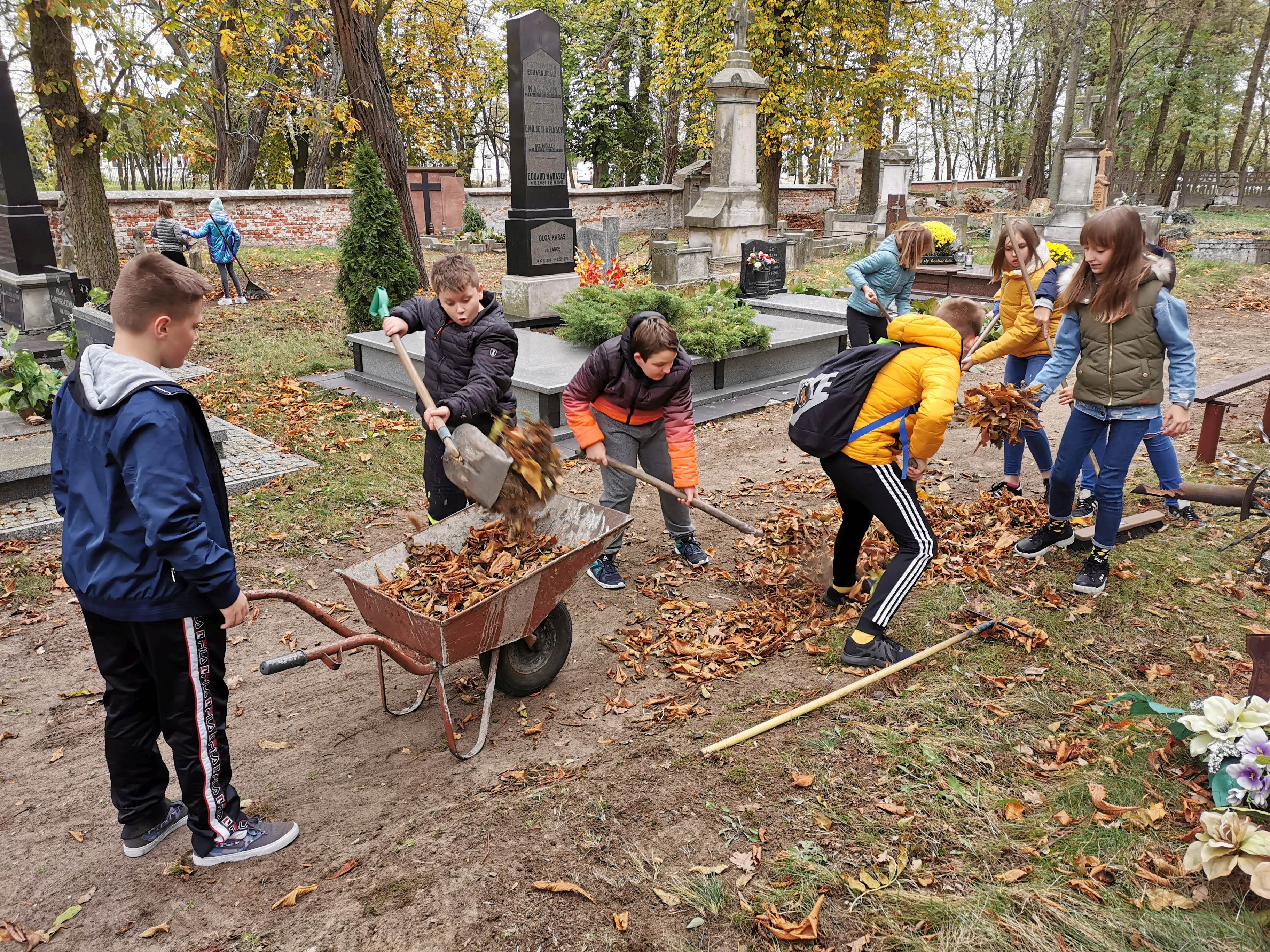 Uczniowie i nauczyciele SP2 porządkowali cmentarze