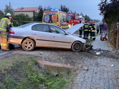 Chcąc ratować zwierzę - wjechał w betonowy przepust