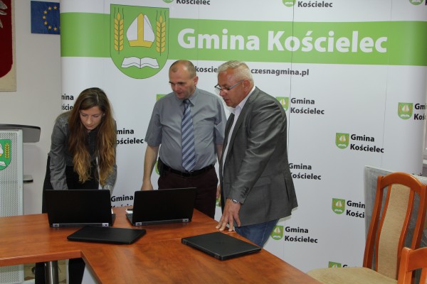 Gmina Kościelec kolejny raz zakupiła laptopy dla szkół