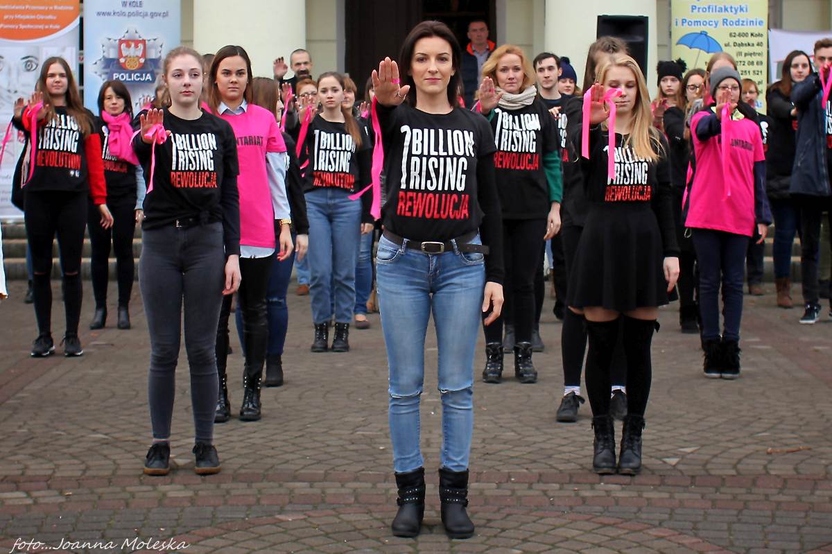 Akcja One Billion Rising przed kolskim Ratuszem