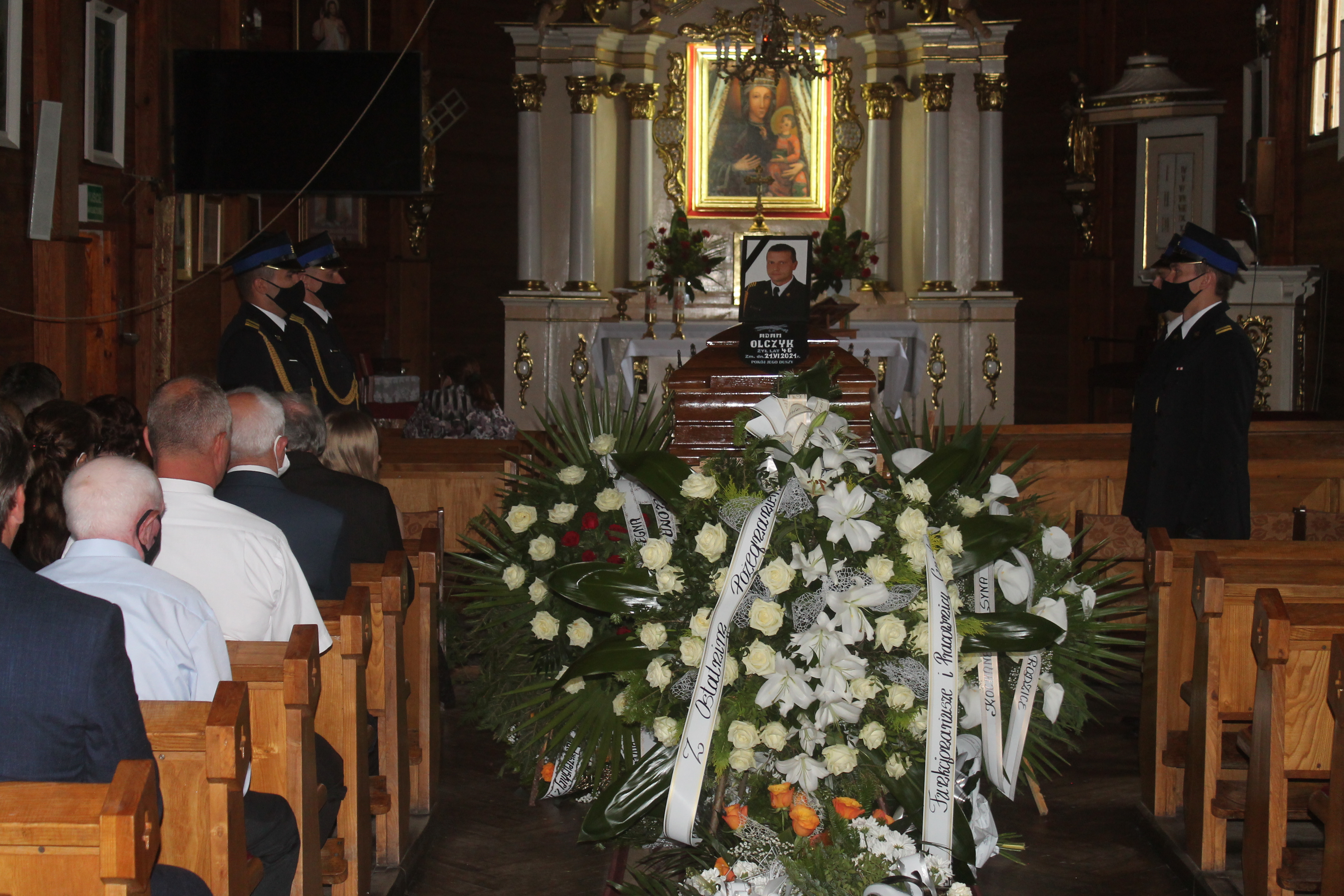 Ostatnie pożegnanie zmarłego strażaka. Koledzy pogrążeni w  żałobie