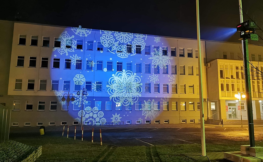 Internauci zachwyceni iluminacją na budynku starostwa