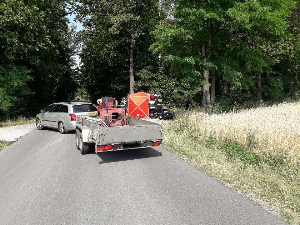 Motocyklistka wjechała w przyczepkę samochodową