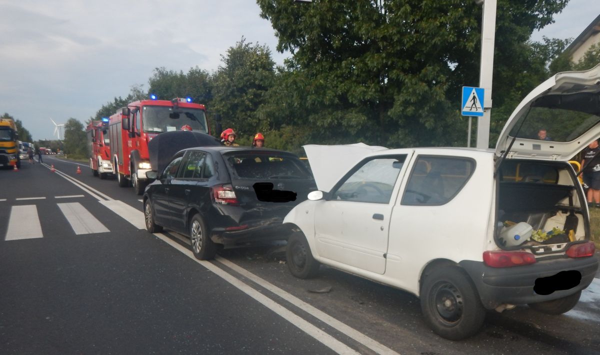 Najechał na tył Skody tuż przed przejściem dla pieszych