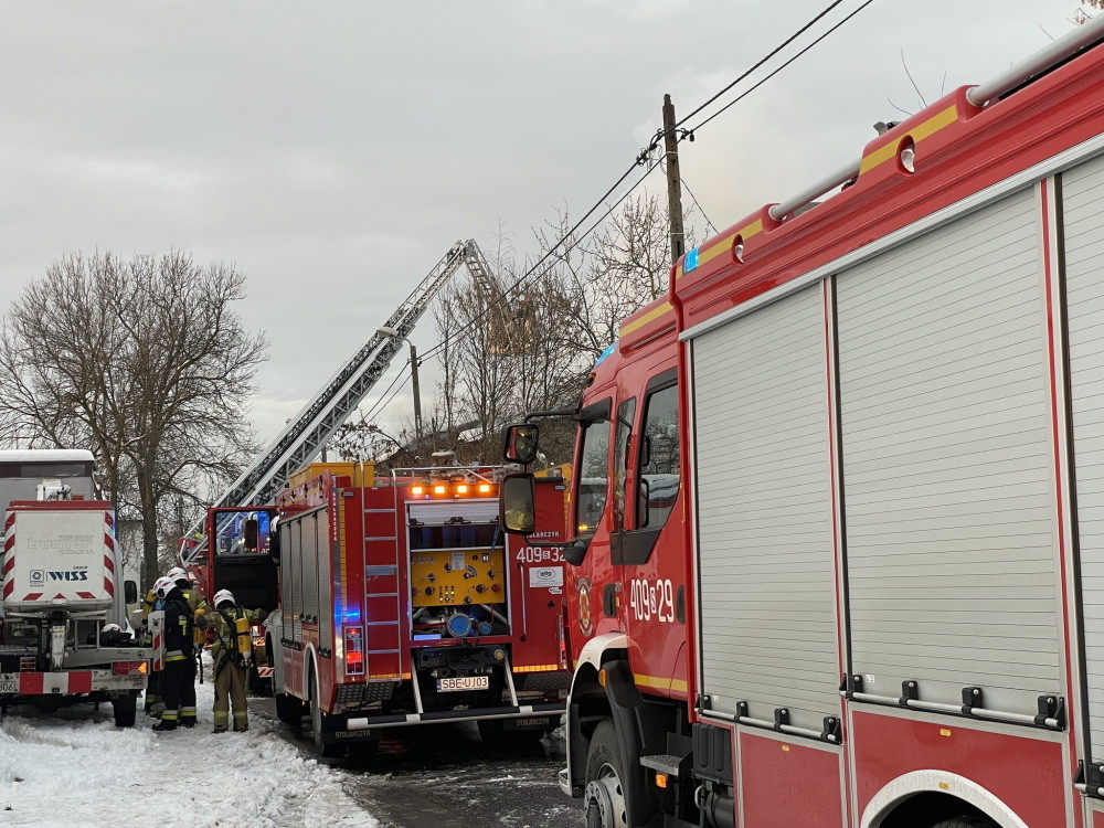 Około 50 zastępów straży opanowało pożar hali w Koninie. Pomagali kolscy strażacy