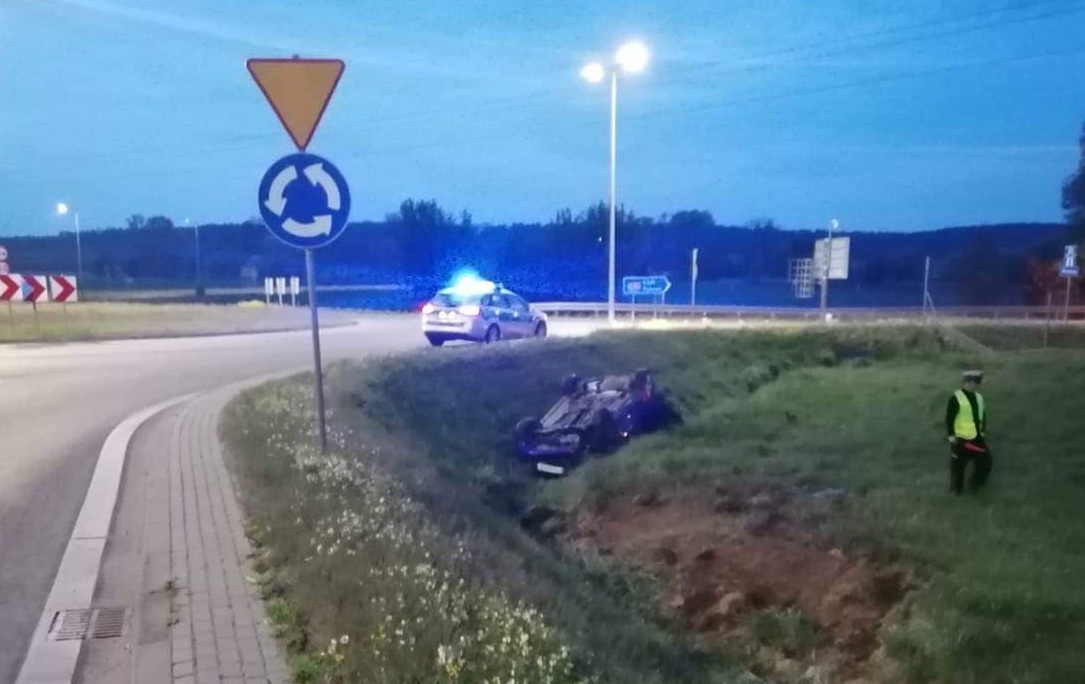 Dachował w rowie i uciekł z miejsca zdarzenia. Policjanci szybko odnaleźli właściciela