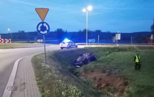 Dachował w rowie i uciekł z miejsca zdarzenia. Policjanci szybko odnaleźli właściciela