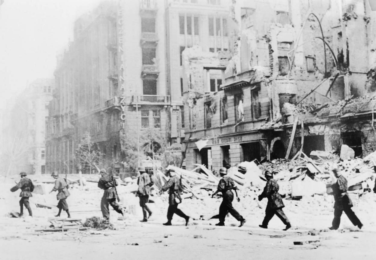 79 lat temu w Warszawie wybuchło powstanie - największa akcja zbrojna podziemia w okupowanej przez Niemców Europie
