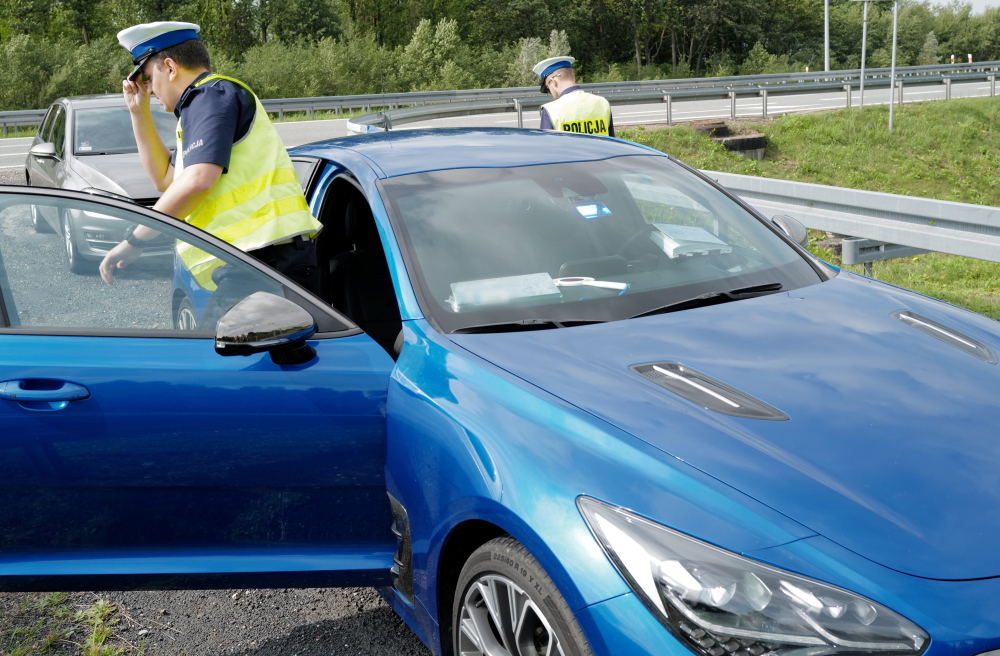 W majowy weekend na drogach więcej policji, w tym nieoznakowane patrole i policjanci z grup SPEED