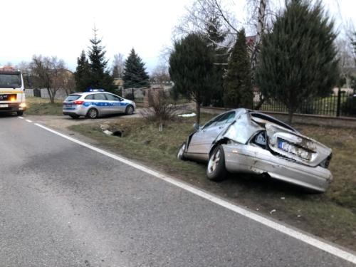 Pijany kierowca wjechał Mercedesem do rowu i dachował