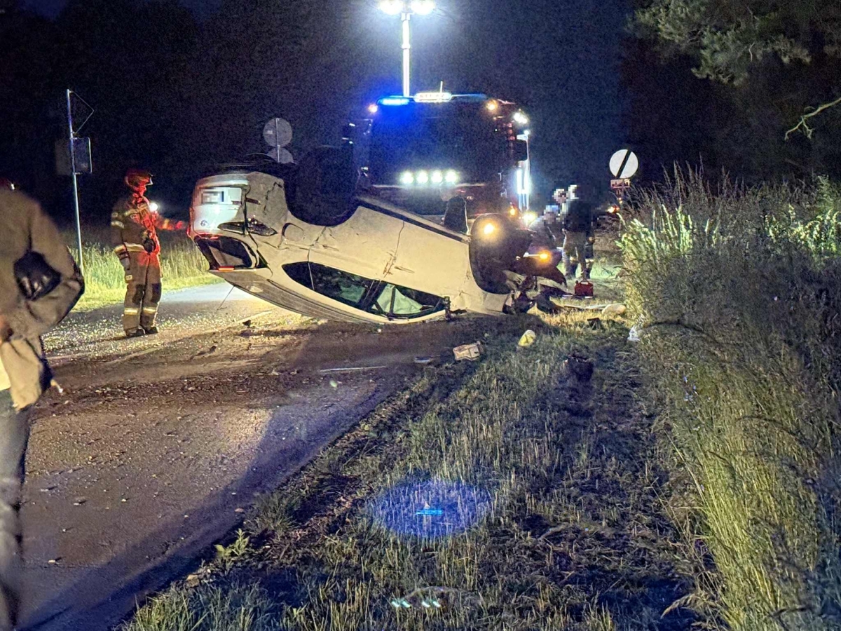 Niebezpieczne dachowanie w Osieku Wielkim: pasażer w szpitalu