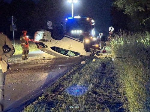Niebezpieczne dachowanie w Osieku Wielkim: pasażer w szpitalu