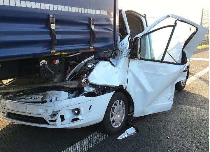 A2: Wjechał pod naczepę tira. Strażacy pomagali uwolnić rannego!