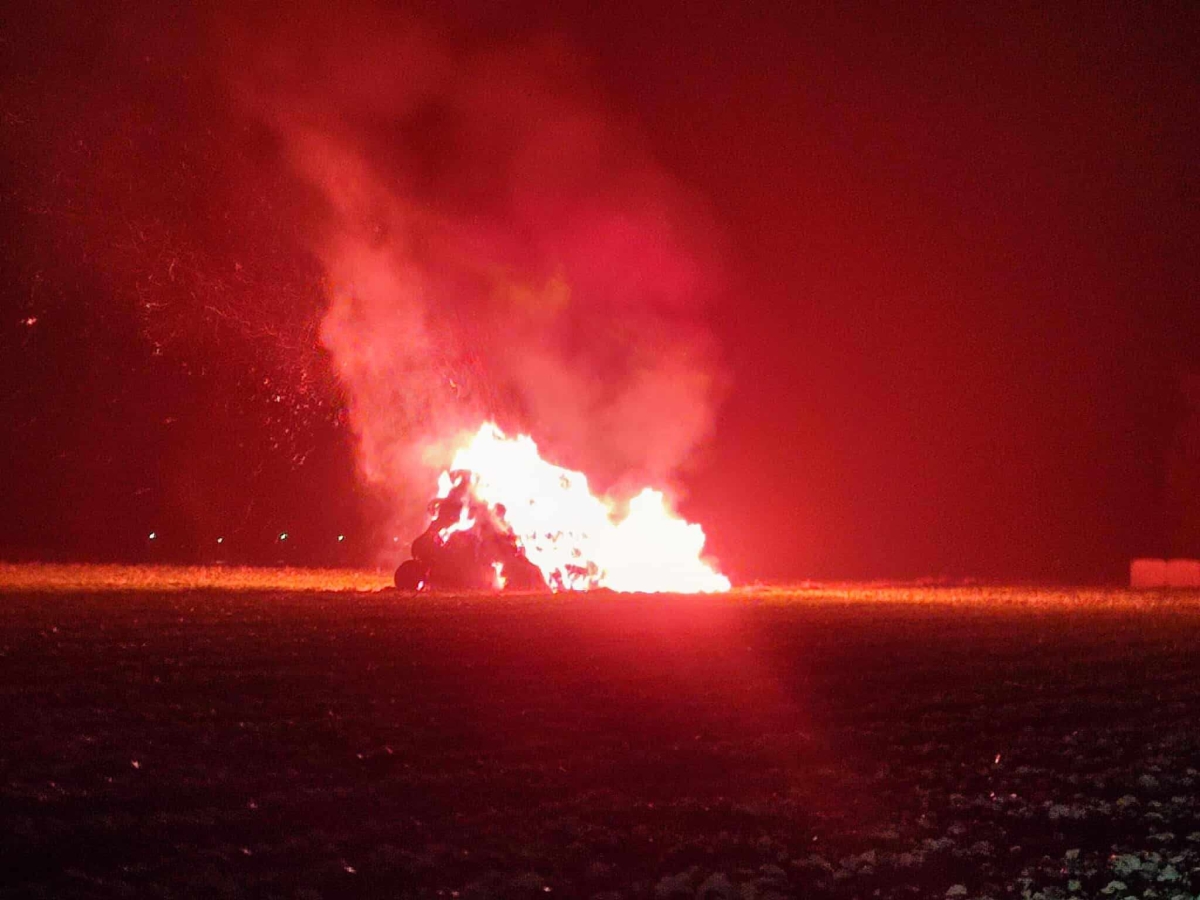 Kolejny wieczór - kolejny pożar balotów! Strażacy rozpoczęli gaszenie