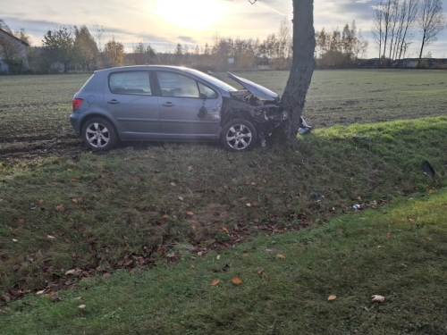 Zderzenie dwóch samochodów w Czołowie. Wypadł ze skrzyżowania prosto w drzewo