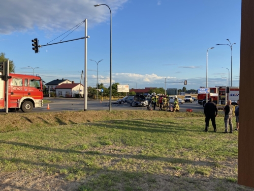 Kierowca Peugeota przewieziony do szpitala. Wypadek na ruchliwym skrzyżowaniu