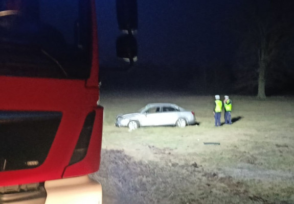 Wypadł z łuku  i wypadł z drogi na pole