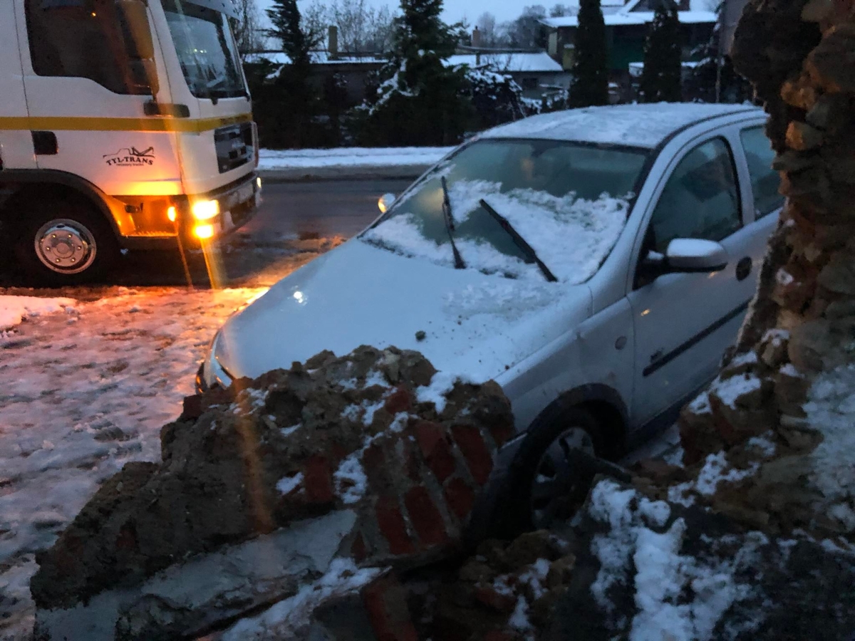 Kierująca Oplem zderzyła się z innymi pojazdami i wpadła w płot