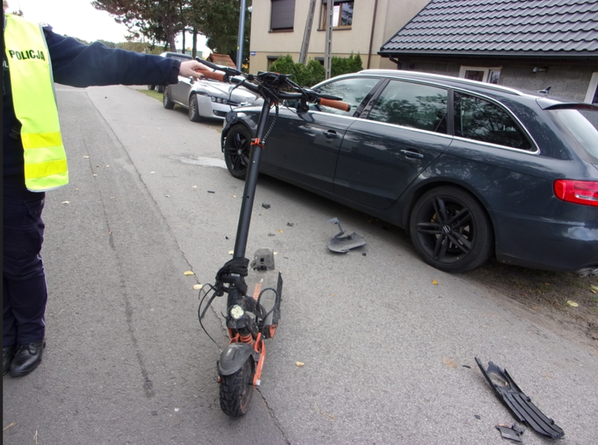 Nastolatek na hulajnodze wjechał w auto. Sprawa trawfi na wokandę