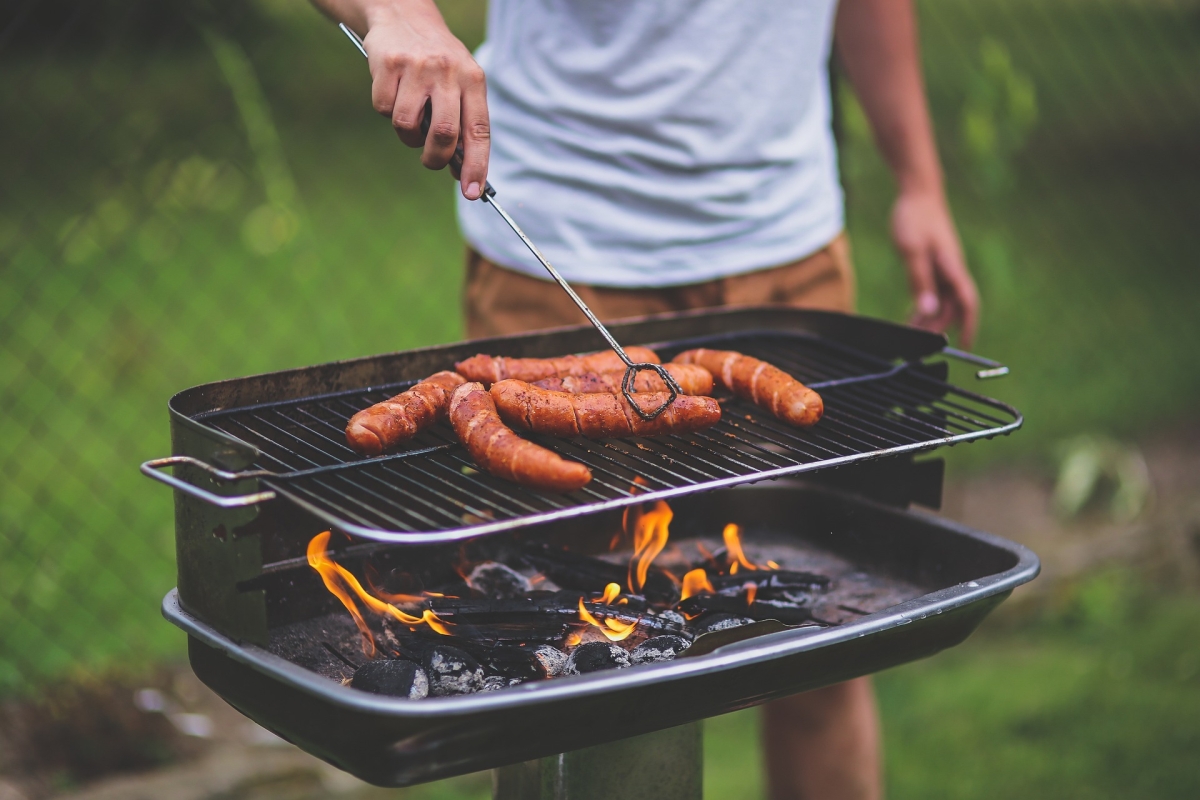 Jak zorganizować majówkową imprezę grillową: praktyczne porady