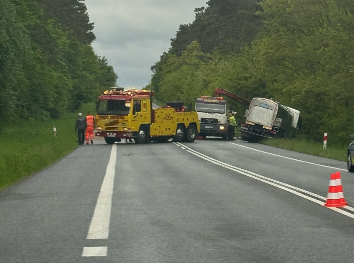Poranek zamienił się w tragedię! DK92 zablokowana po śmiertelnym zderzeniu