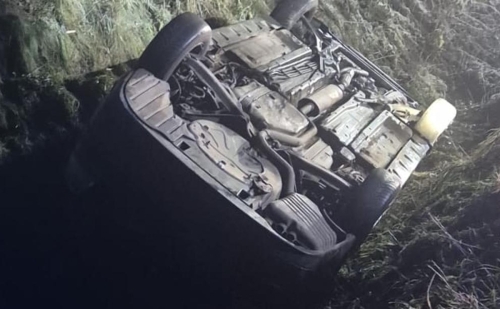 Strażacy uwalniali osobę z auta po dachowaniu