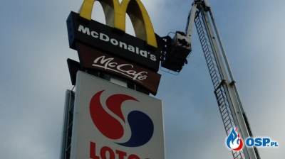 Uszkodzony szyld McDonald przy MOP Police