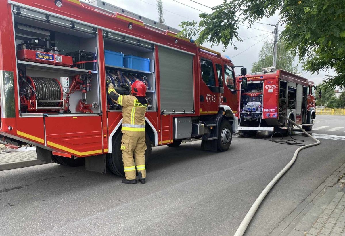 Pożar poddasza w budynku mieszkalnym. Jedna osoba wymagała pomocy medyków