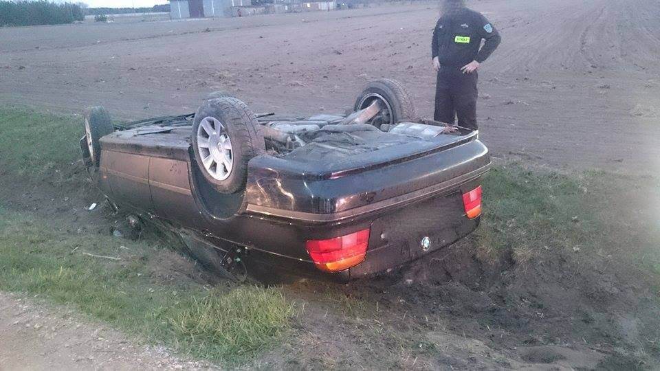 DĄBIE: Dachował BMW po nagłym hamowaniu