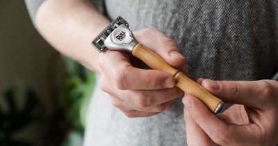 Prezent na Dzień Ojca? Może elegancka maszynka do golenia z bambusową rączką?