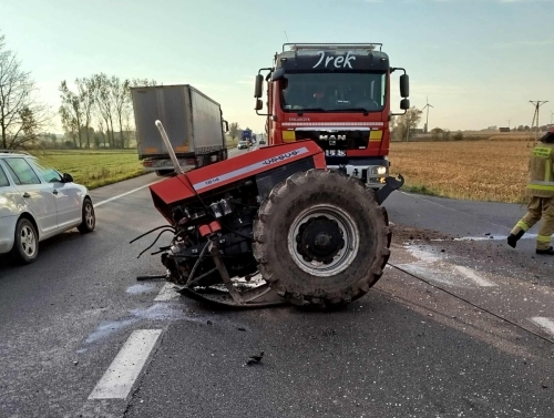 Kolizja na DK92. Ciągnik rozpadł się po uderzeniu