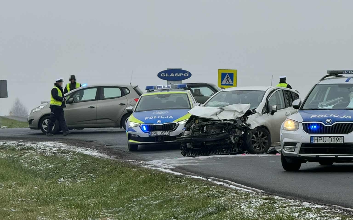 Zderzenie dwóch aut na DK92 w Grzegorzewie. Jedna osoba w szpitalu