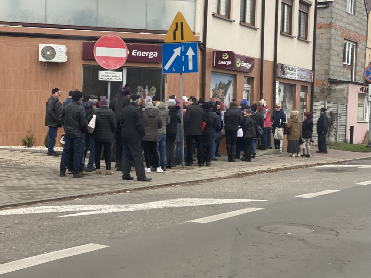 Długie kolejki przed salonem operatora Energa w Kole