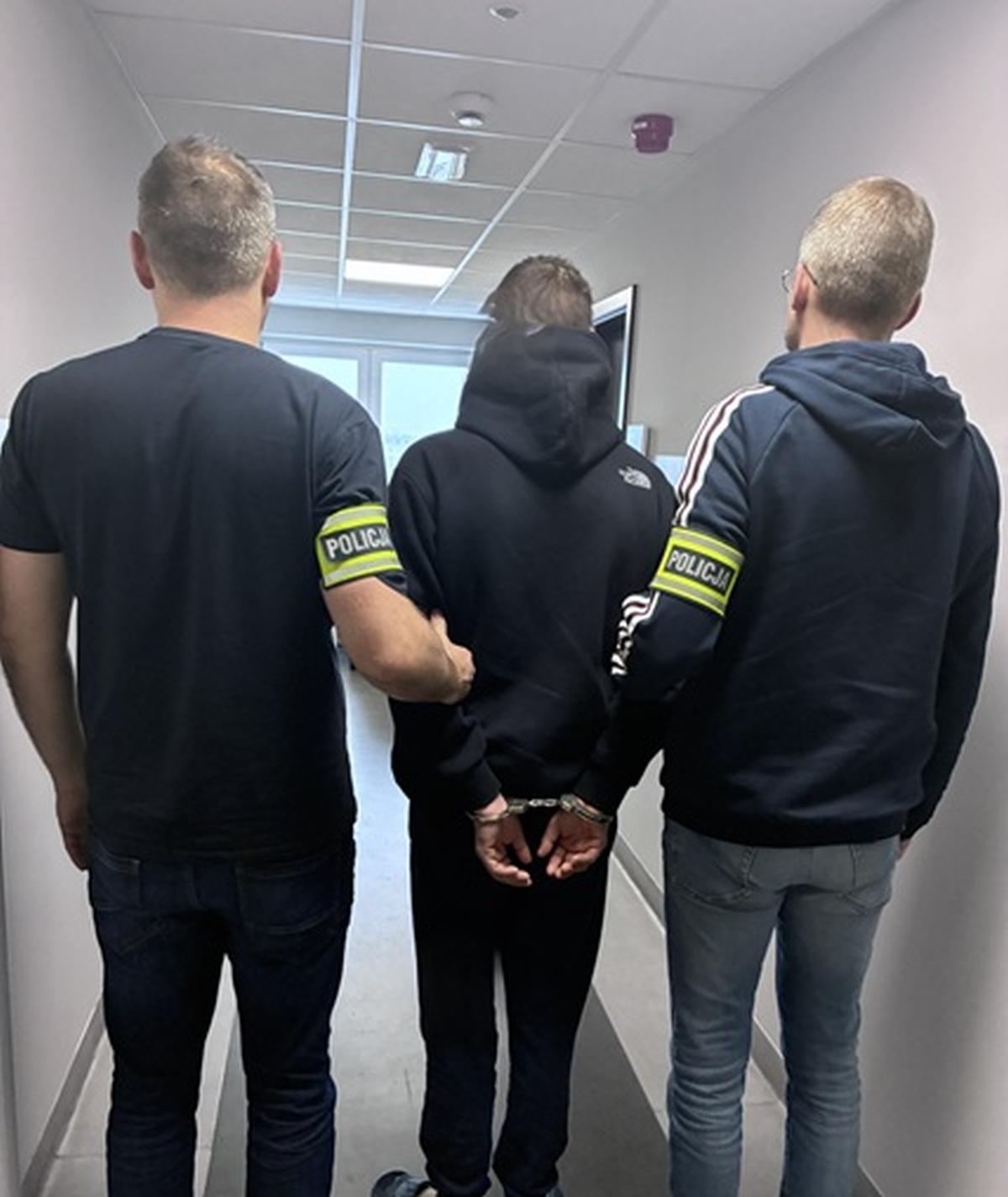 Pojawił się pod mieszkaniem seniorki i wyszedł z kopertą