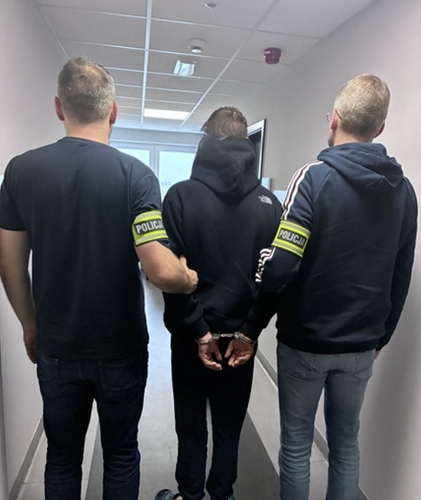 Pojawił się pod mieszkaniem seniorki i wyszedł z kopertą