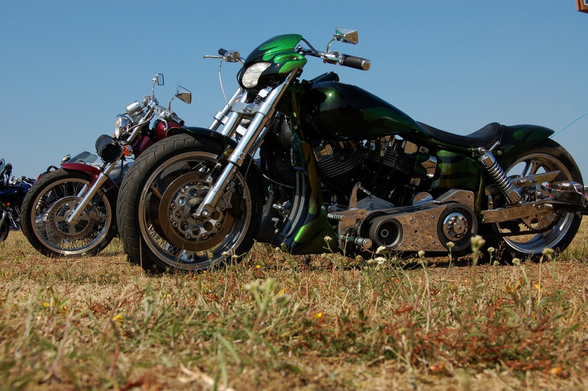 Sezon motocyklowy ruszył pełną parą: Policja apeluje o ostrożność na drogach