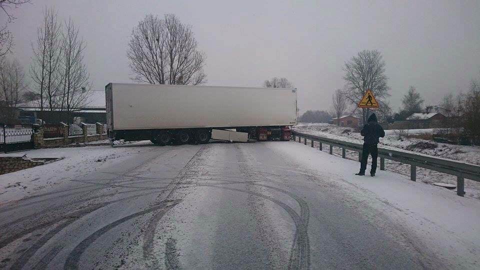 Wpadł poślizg i zatrzymał się na barierkach 