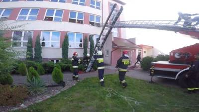 KŁODAWA: Pożar uwięził 36 uczniów liceum. Ćwiczenia strażaków