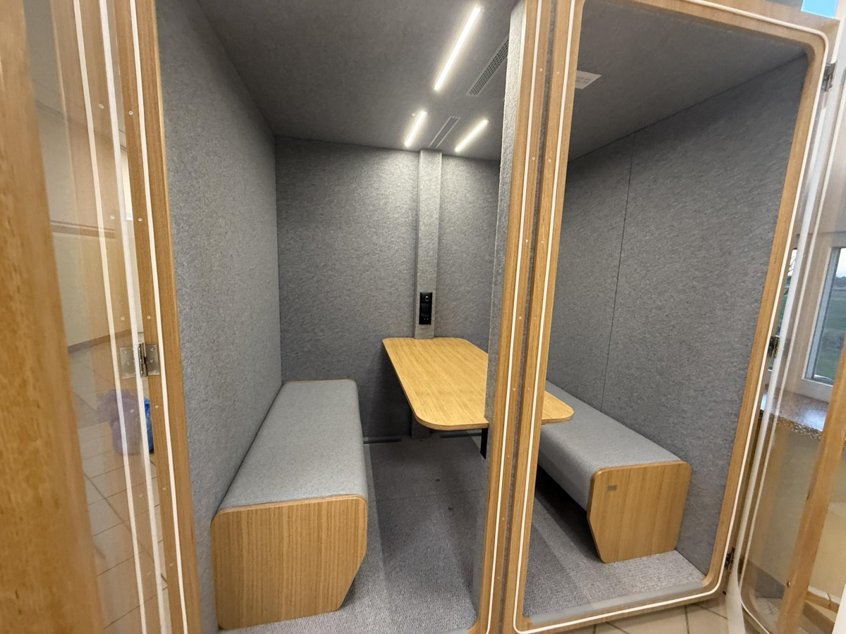 Tajemnicza konstrukcja na korytarzu szkoły w Powierciu. Do czego służy?