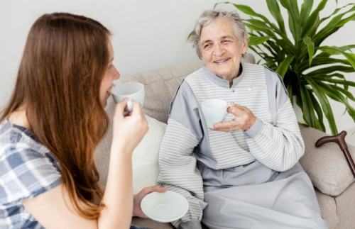 Opieka nad starszą osobą: jak rozmawiać ze starszymi rodzicami?