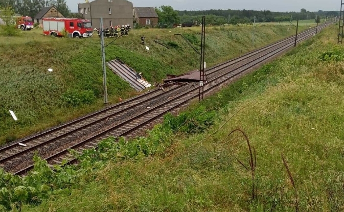 Zerwany dach w Adaminie - nadzór zakazał użytkowania budynku