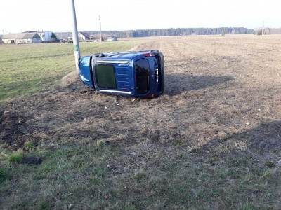 44-latek nie dostosował prędkości- wylądował w polu na dachu