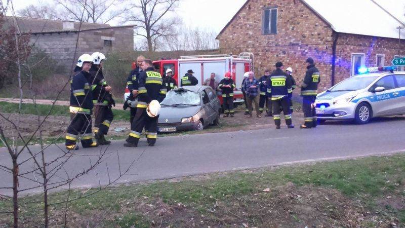 CHODÓW: Dachowanie w Domanikowie. Kierowca w szpitalu